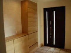 襖をひっかく音