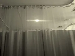 カーテンの上から