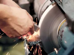 円錐状の光沢金属