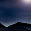 夜の山（フリー写真）