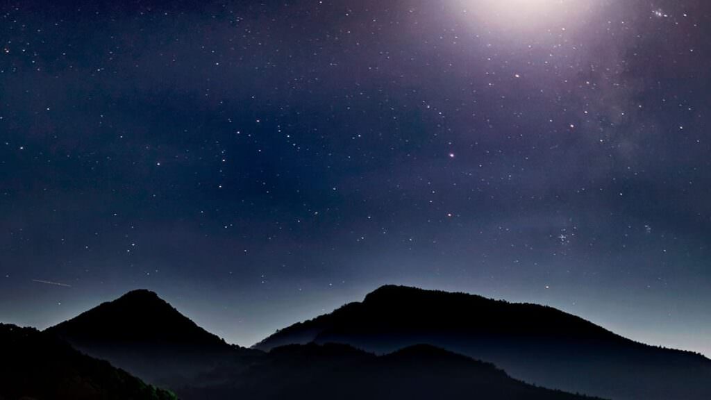 夜の山（フリー写真）