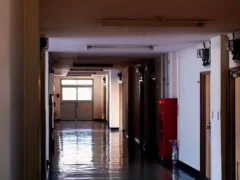 閉ざされた校門の向こう