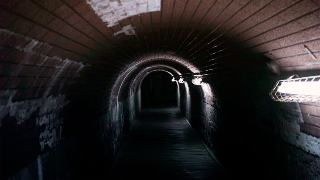 地下トンネル