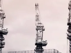 無音のビルと時空の警告