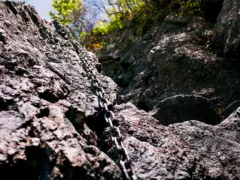 岩壁に残る足跡