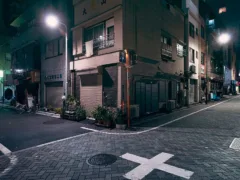 真夜中の見知らぬ駅