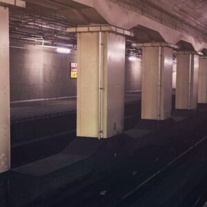異次元の駅 – 時空のおっさんシリーズ