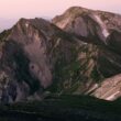 夜明けを待つ山