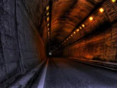 トンネルの女の子