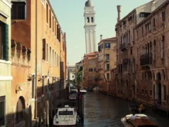 エスカレーターの中の母娘