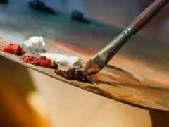 風景画の中の女性