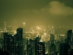 モニターに映る影