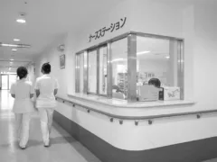 毬突きをしている女の子