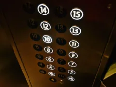 走って来る人影