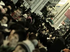 顔を両手で覆う人々