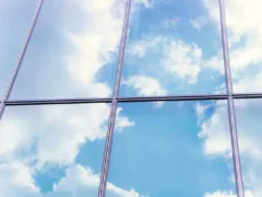 ガラスに映る人