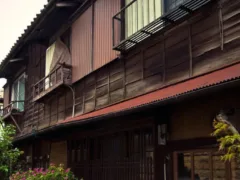 黒く塗り潰された家