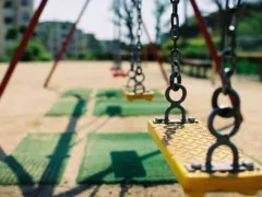 友人を見守る人