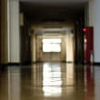 薄暗い校舎の廊下（フリー写真）