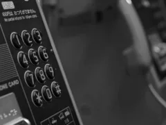 鳴り続ける公衆電話