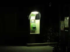 公衆電話が呼ぶ