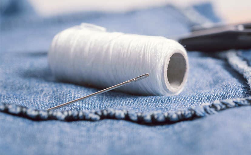 糸と縫い針（フリー写真）