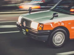 黄色いパジャマの子供