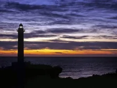 囁く声と黒い影