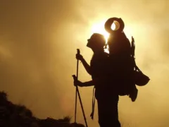 赤い着物の少女