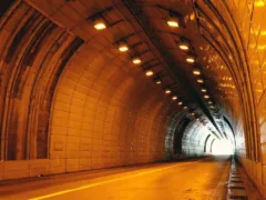 トンネルの少女