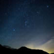 夜の山（フリー写真）