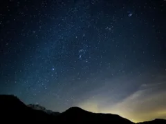 奇妙な祠と女の子