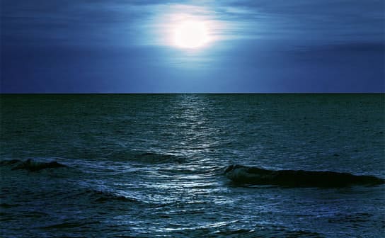 夜の海（フリー写真）