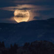夜の山と月（フリー写真）