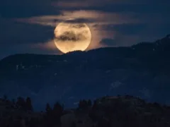 夜の山は人を飲み込む